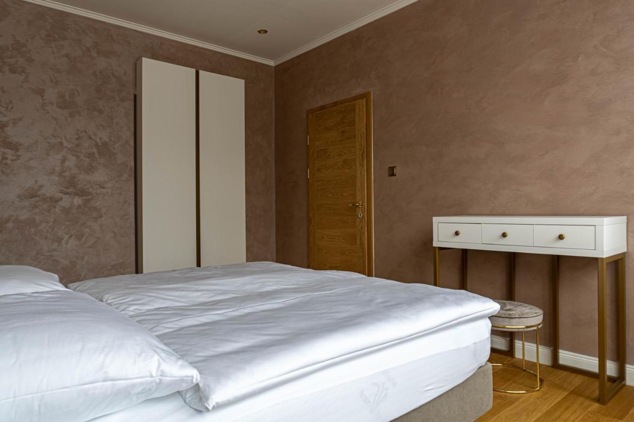 Rosso Aparthotel Michalovce Exterior foto